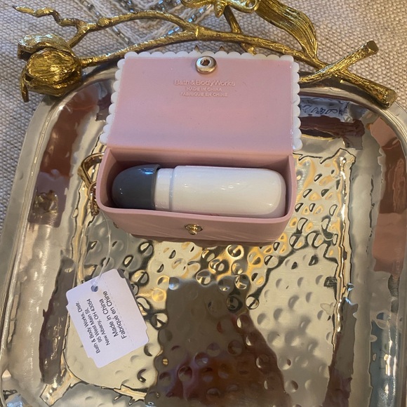 Bath & Body Works Scalloped Bow pink case & Champagne  Toast hand sanitizer - Picture 6 of 6